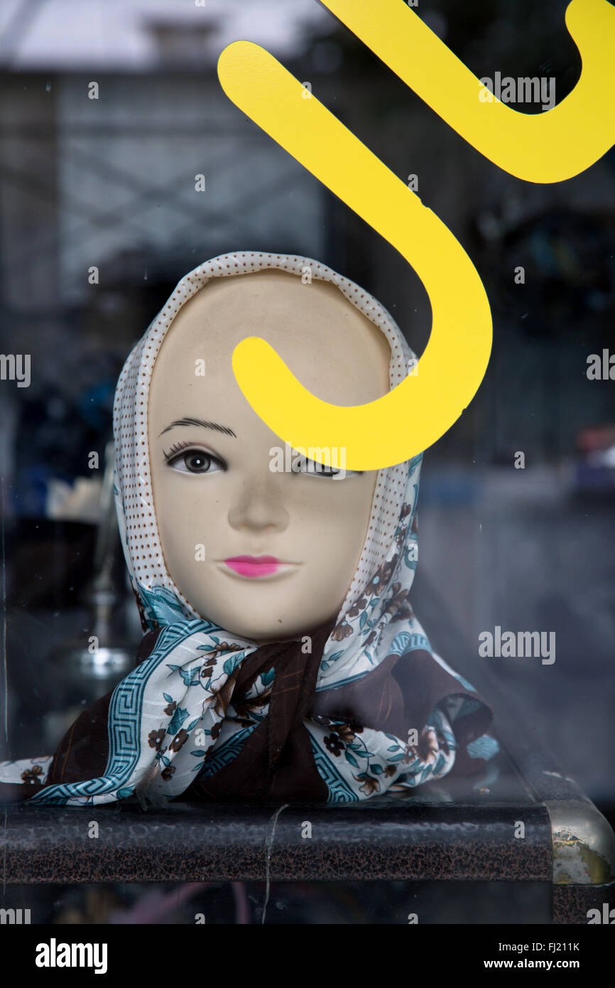 Hijab traditionelle iranische Schleier Schal für Frauen zum Verkauf im Shop in Yazd Stockfoto