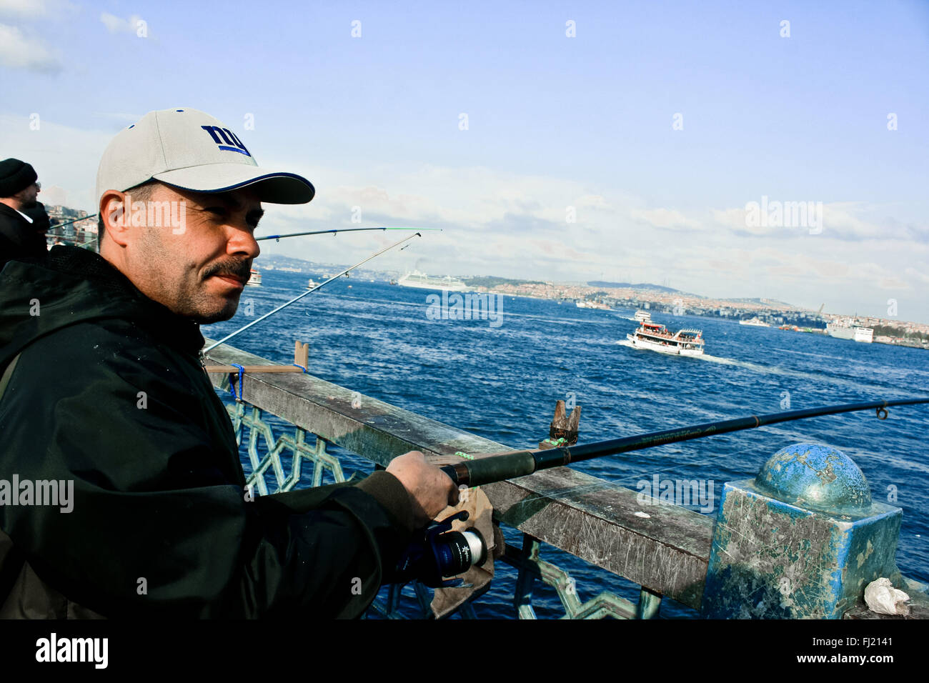 Türkische Fischer auf der Galata Brücke, Istanbul Stockfoto