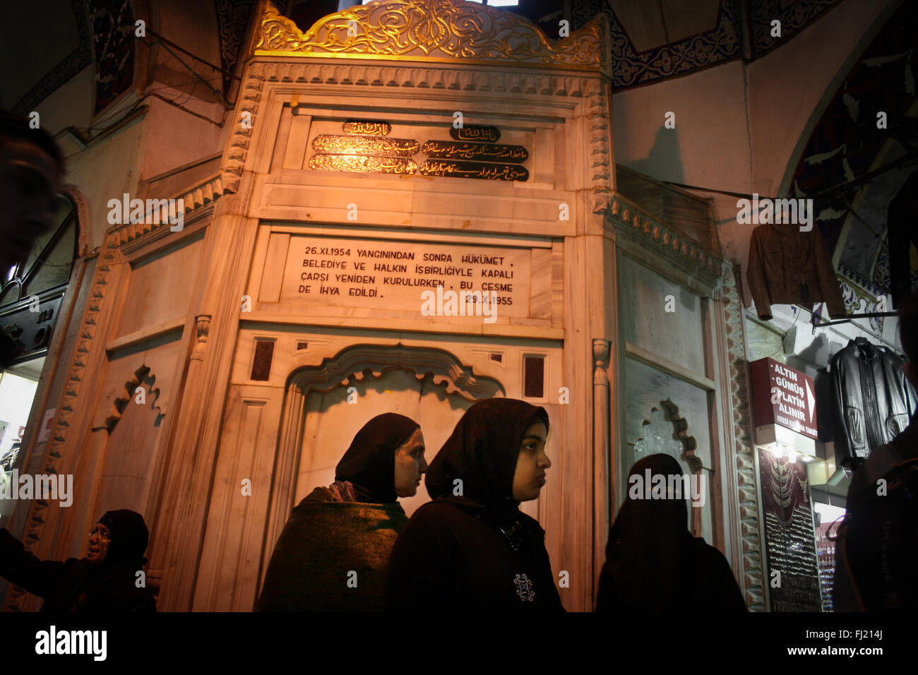 Frauen mit Niqab und Hijab (traditionelle islamische Kleidung) in Grand Bazaar, Istanbul Stockfoto
