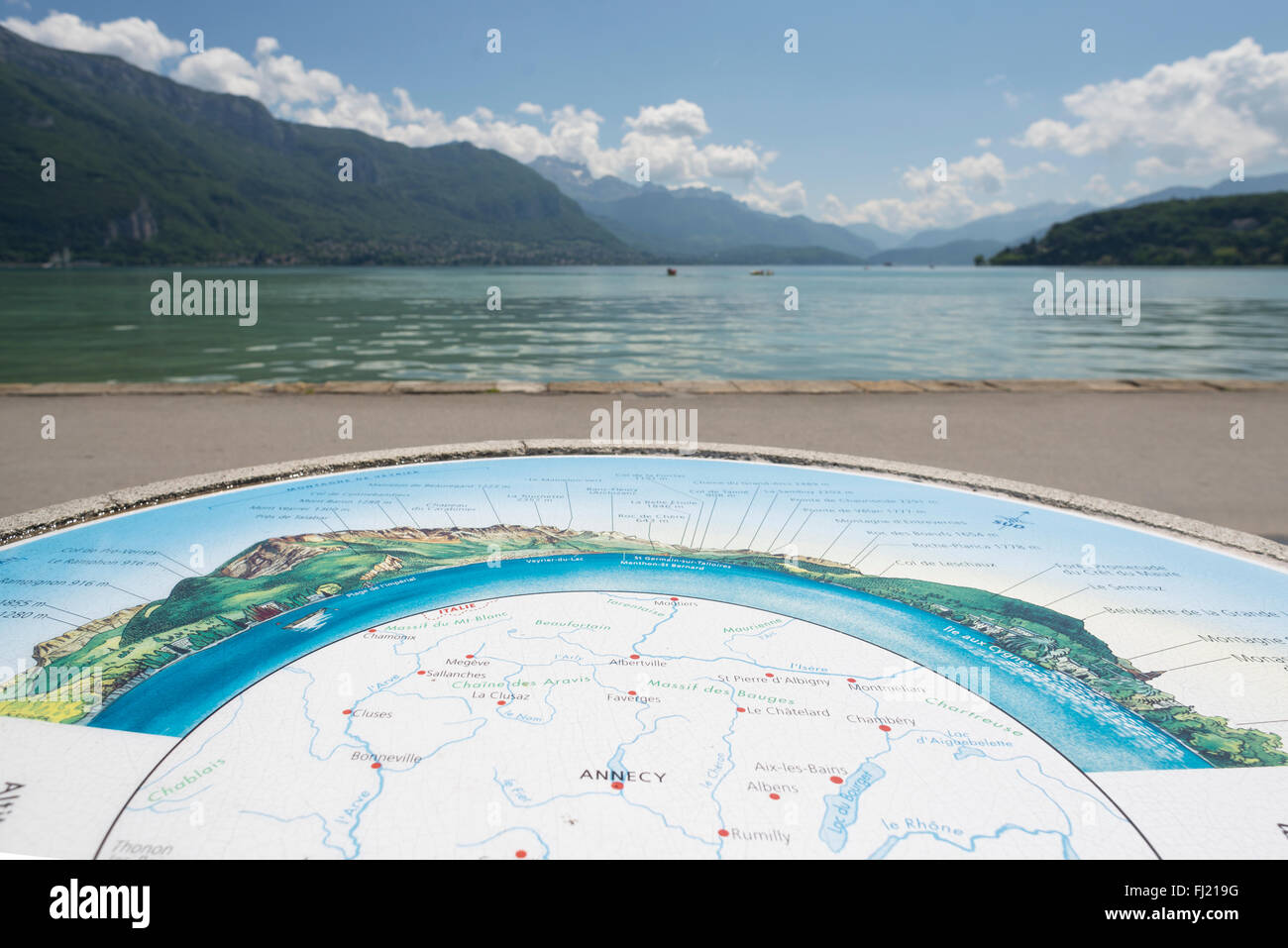 Panoramakarte am See von Annecy mit Lac d ' Annecy und die umliegenden alpinen Berge im Hintergrund, Savoyen, Frankreich Stockfoto