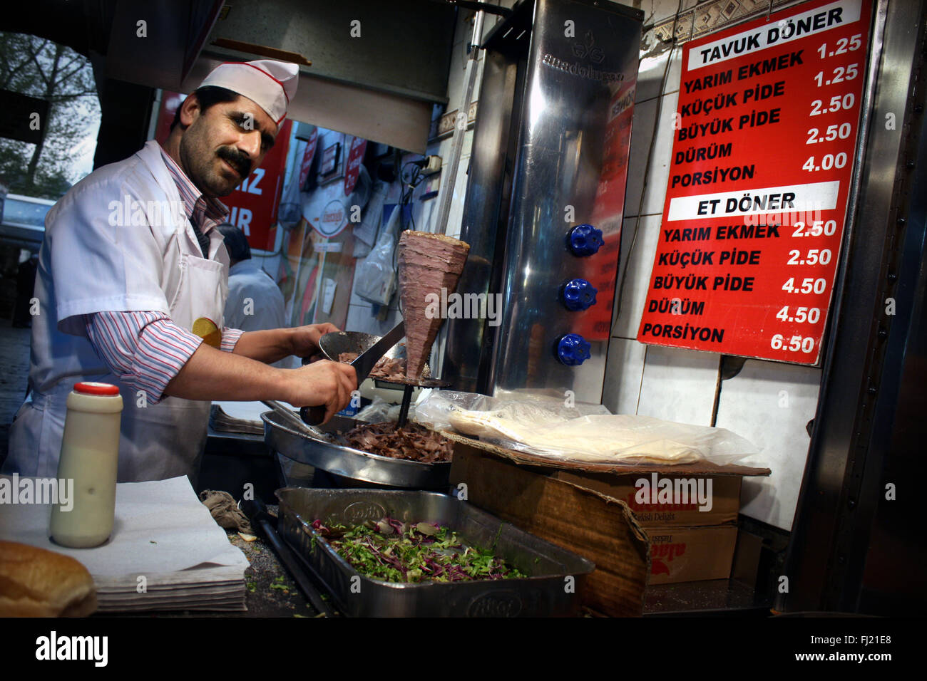 Türkische Mann traditionelle Kebab in Spice Bazaar, Istanbul Stockfoto