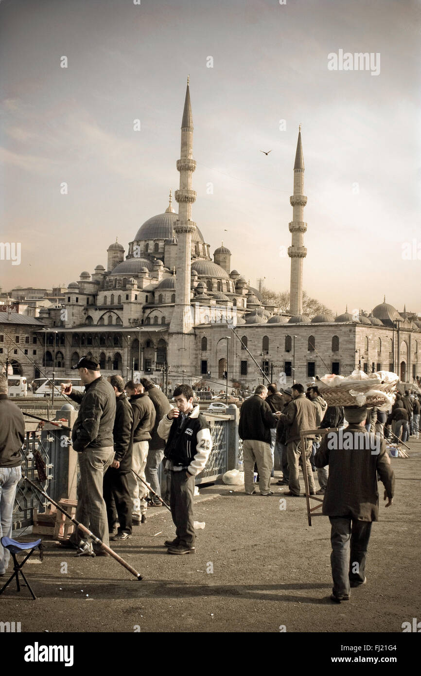 Yeni Cami (die "Neue Moschee") dominiert den fähranlegern am südlichen Ende der Istanbuler Galata-brücke, Stockfoto
