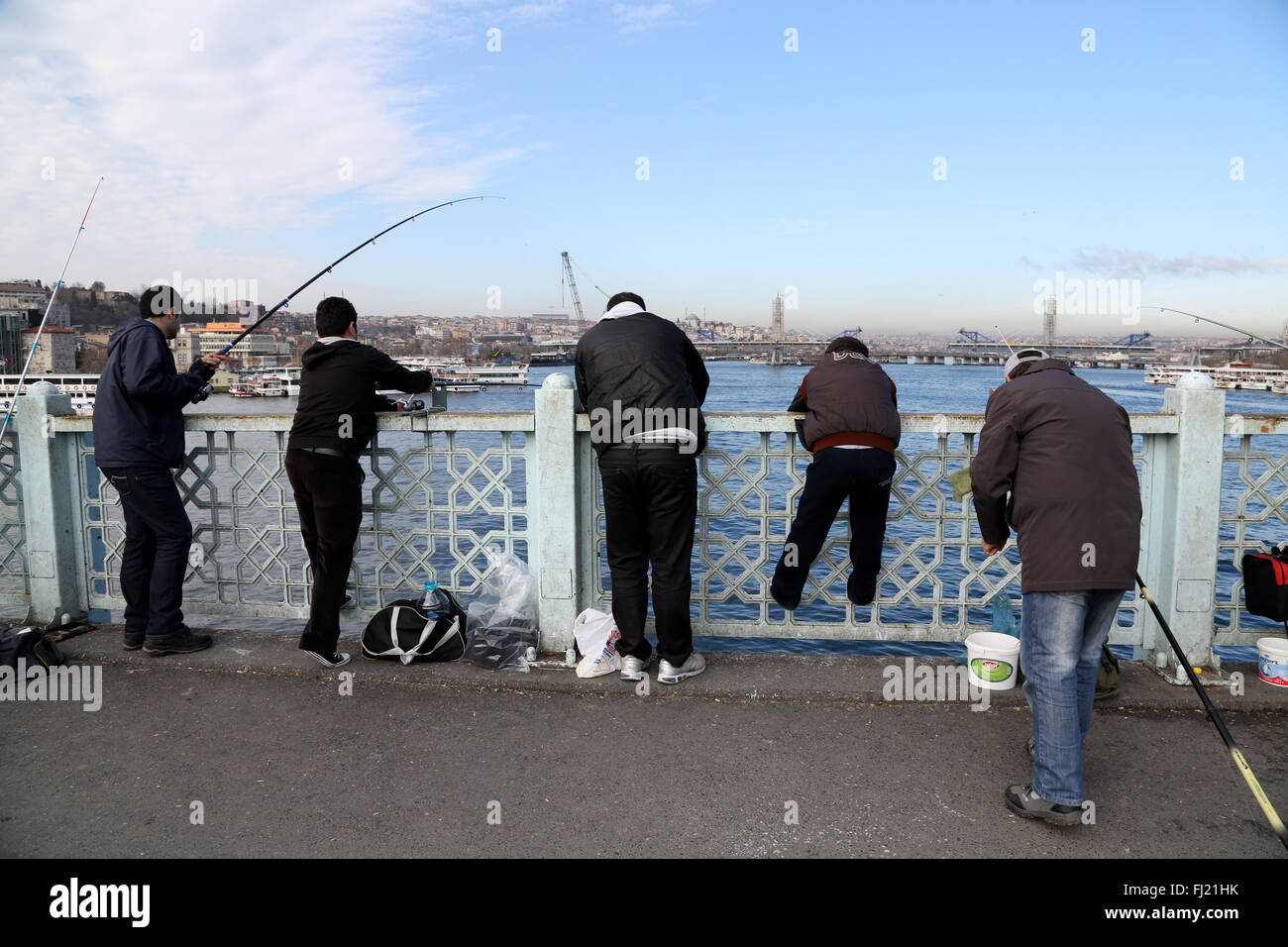 Gruppe der Fischer auf der Galata Brücke, Istanbul Stockfoto