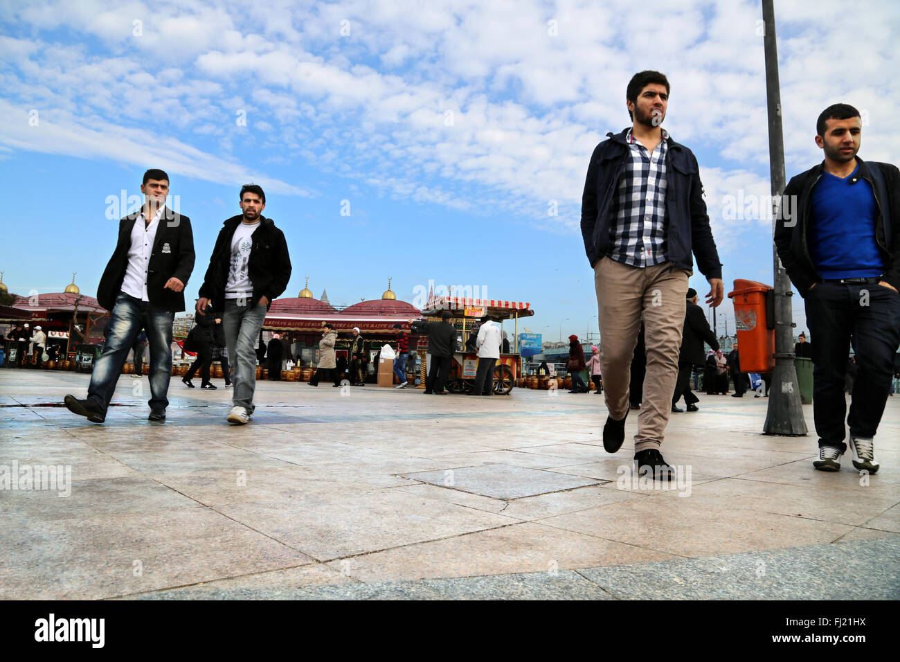 Männer gehen auf der Straße in der Nähe der Galata-Brücke, Istanbul, Türkei Stockfoto
