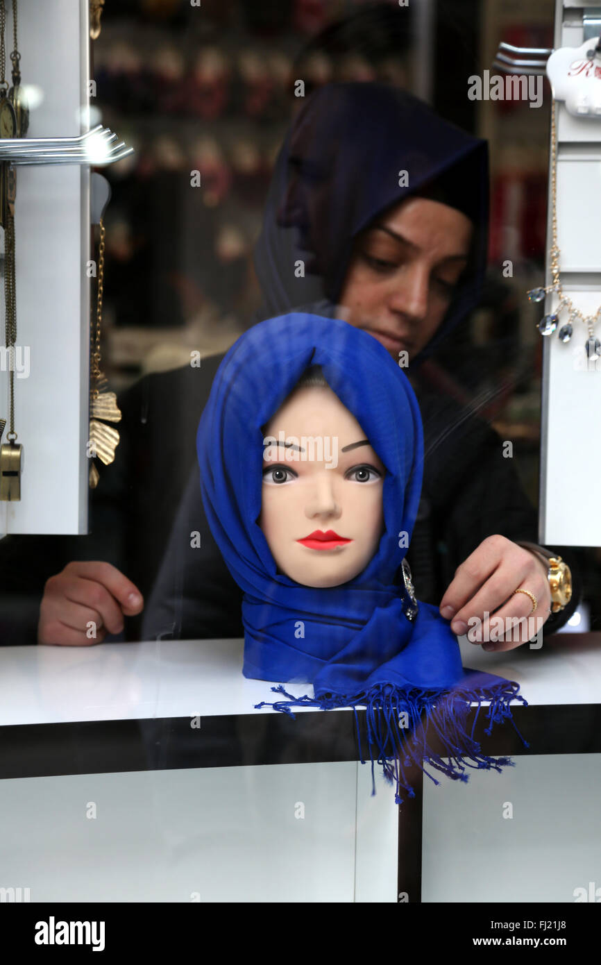 Traditionelle hijab muslimischen Schleier auf Anzeige in einer Boutique in Istanbul, Türkei Stockfoto