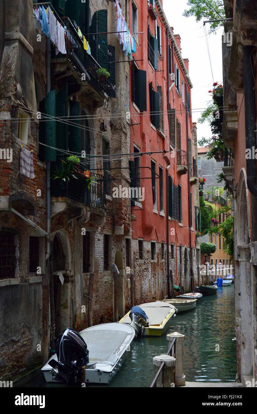 Boote außerhalb Häuser in einem Kanal in Venedig, Italien Stockfoto