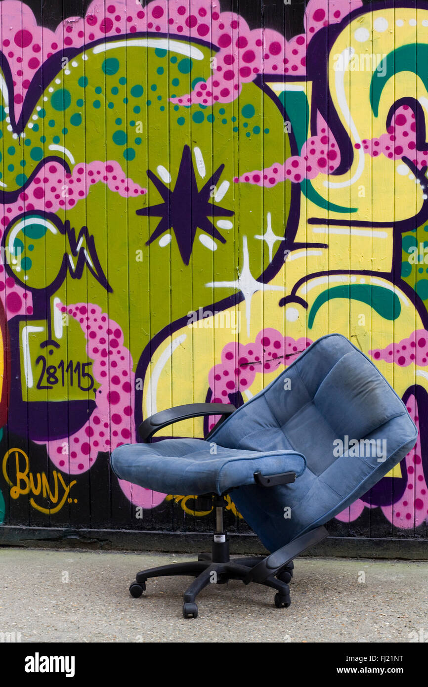 Zerbrochene Stuhl vor einer Wand von Graffiti-London Stockfoto