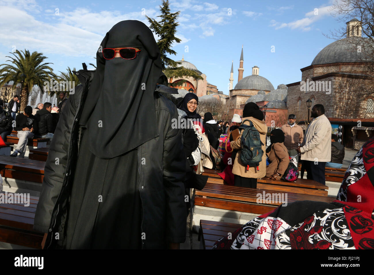 Eine Frau trägt Niqab mit rot Sonnenbrille in Istanbul Stockfoto