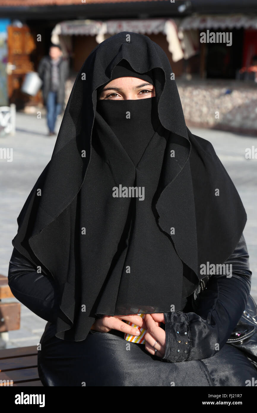 Eine junge muslimische Frau tragen traditionelle Niqab in Istanbul Stockfoto