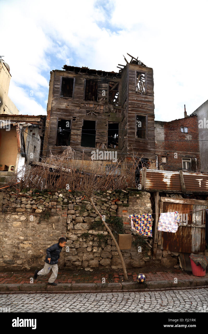 Ein Kind spielt in einer Straße von Fatih, Istanbul Stockfoto