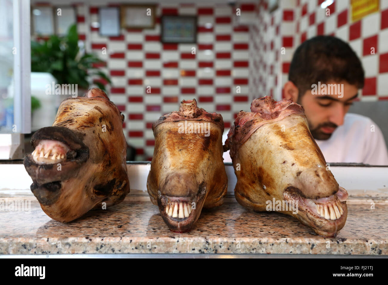 Hammel Köpfe zum Verkauf beim Metzger in Istanbul, Türkei Stockfoto