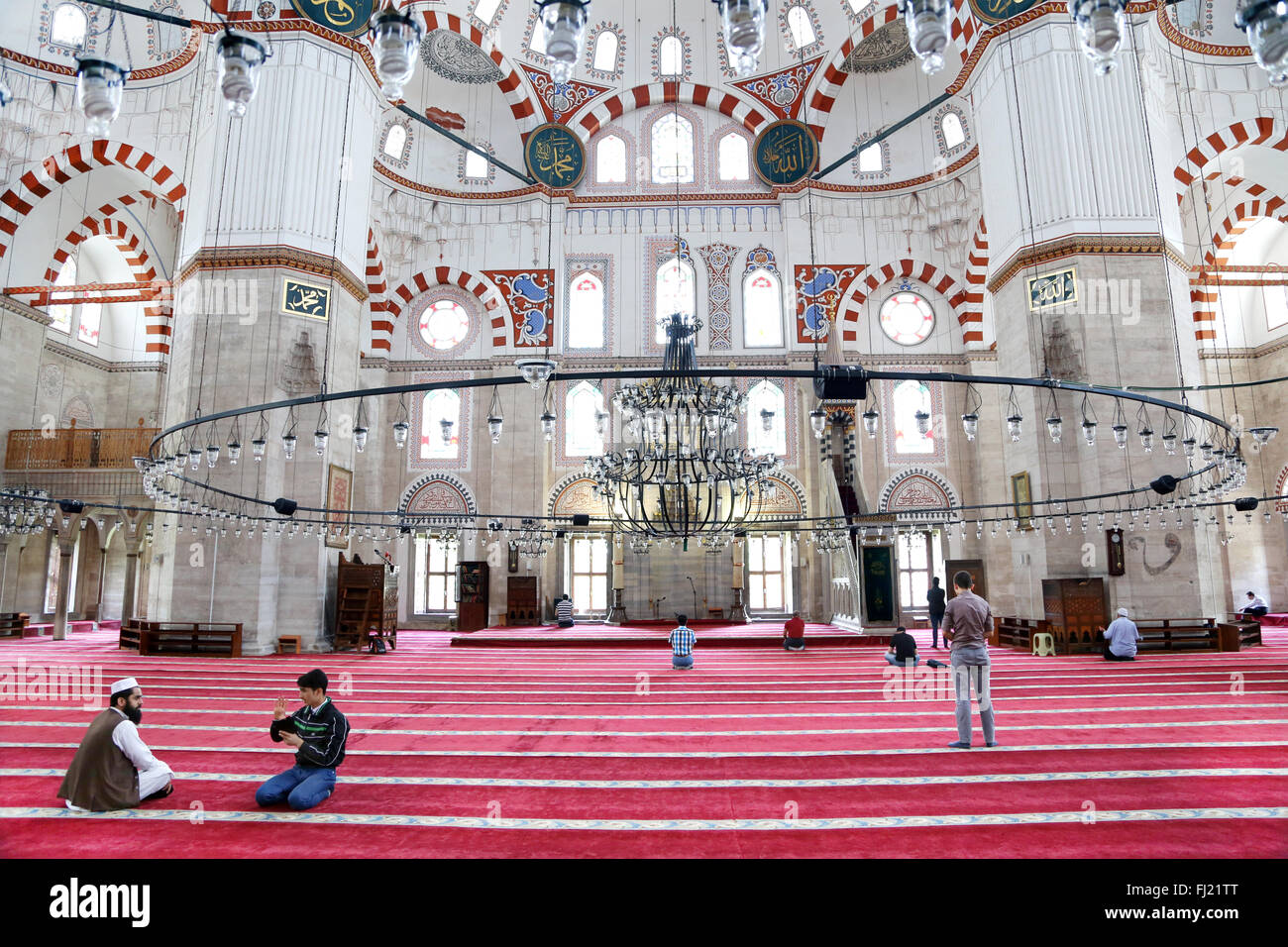 Personen innen Sehzade Moschee, Istanbul, Türkei Stockfoto