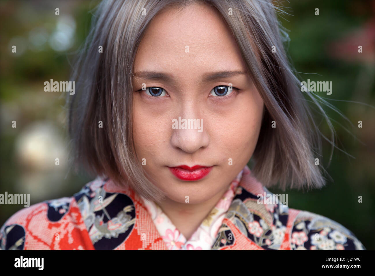 Portrait von japanischen Mädchen mit Farbe Kontaktlinsen in Kyoto, Japan Stockfoto