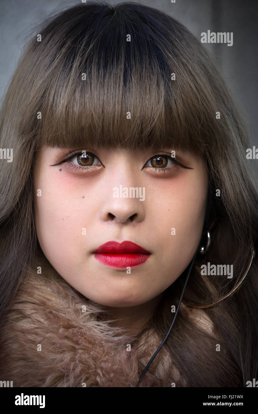 Japanische Mädchen mit Lippenstift und Perücke in Tokio Stockfoto