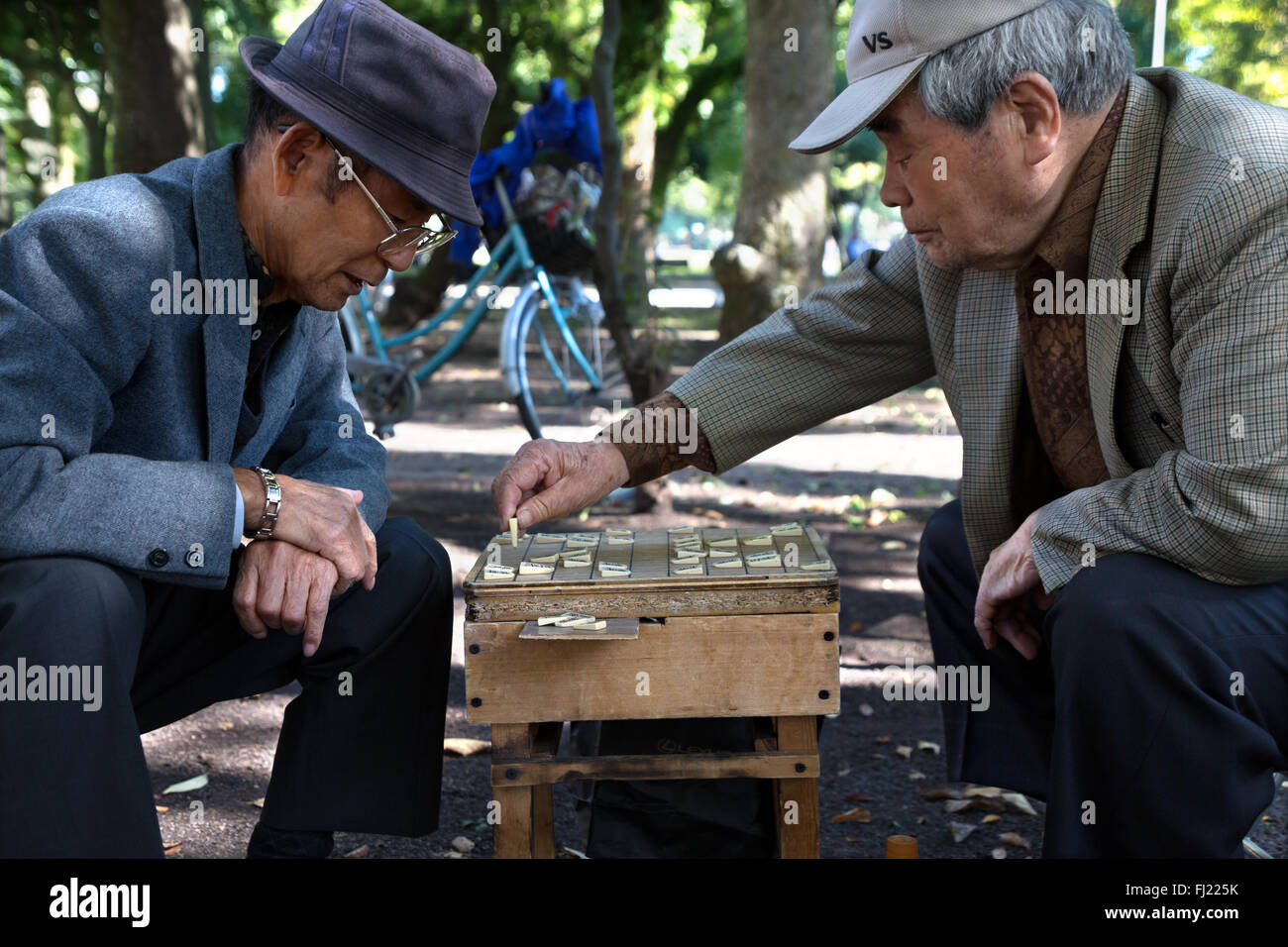 Zwei Männer spielen Schach im Hiroshima Peace Memorial Park Stockfoto