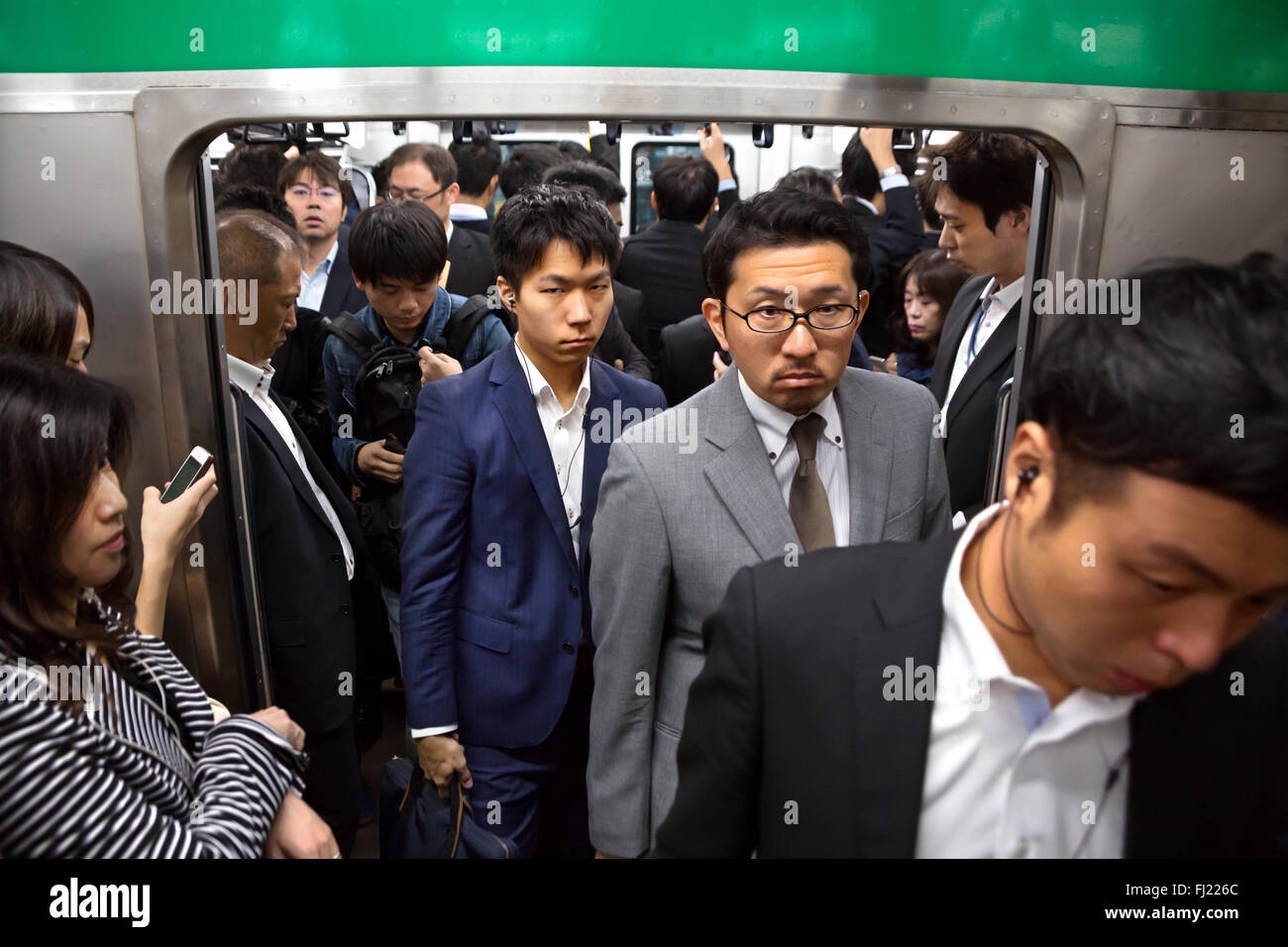 Menge und Rush Hour in den frühen Morgen für die Beschäftigten in der U-Bahn von Tokio, Japan Stockfoto