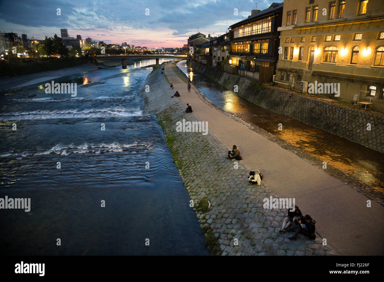 Fluss Kamo bei Nacht, Kyoto Stockfoto