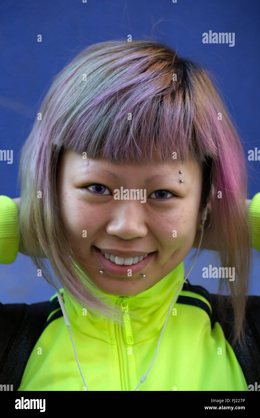 Japanische Mädchen mit Piercings, Farbe Kontaktlinsen und violetten Haar in Tokio Stockfoto
