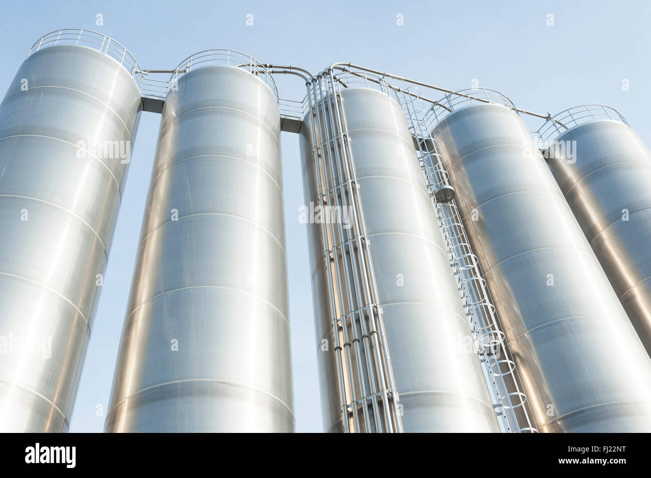 Industrielle Silos für die chemische Produktion von rostfreiem Stahl Stockfoto