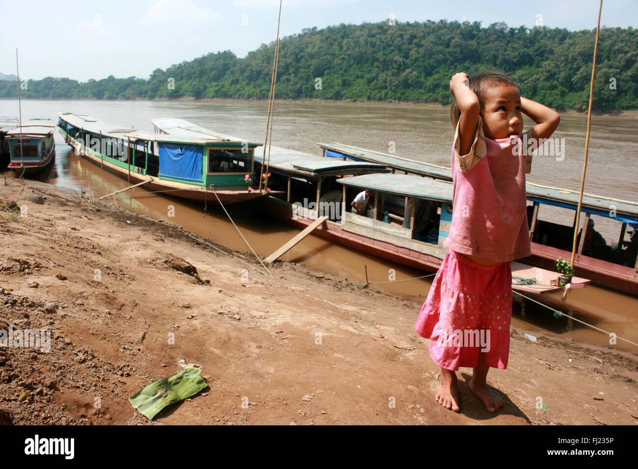 Blick auf den Mekong und Boote in der Nähe von Luang Prabang, Laos Stockfoto