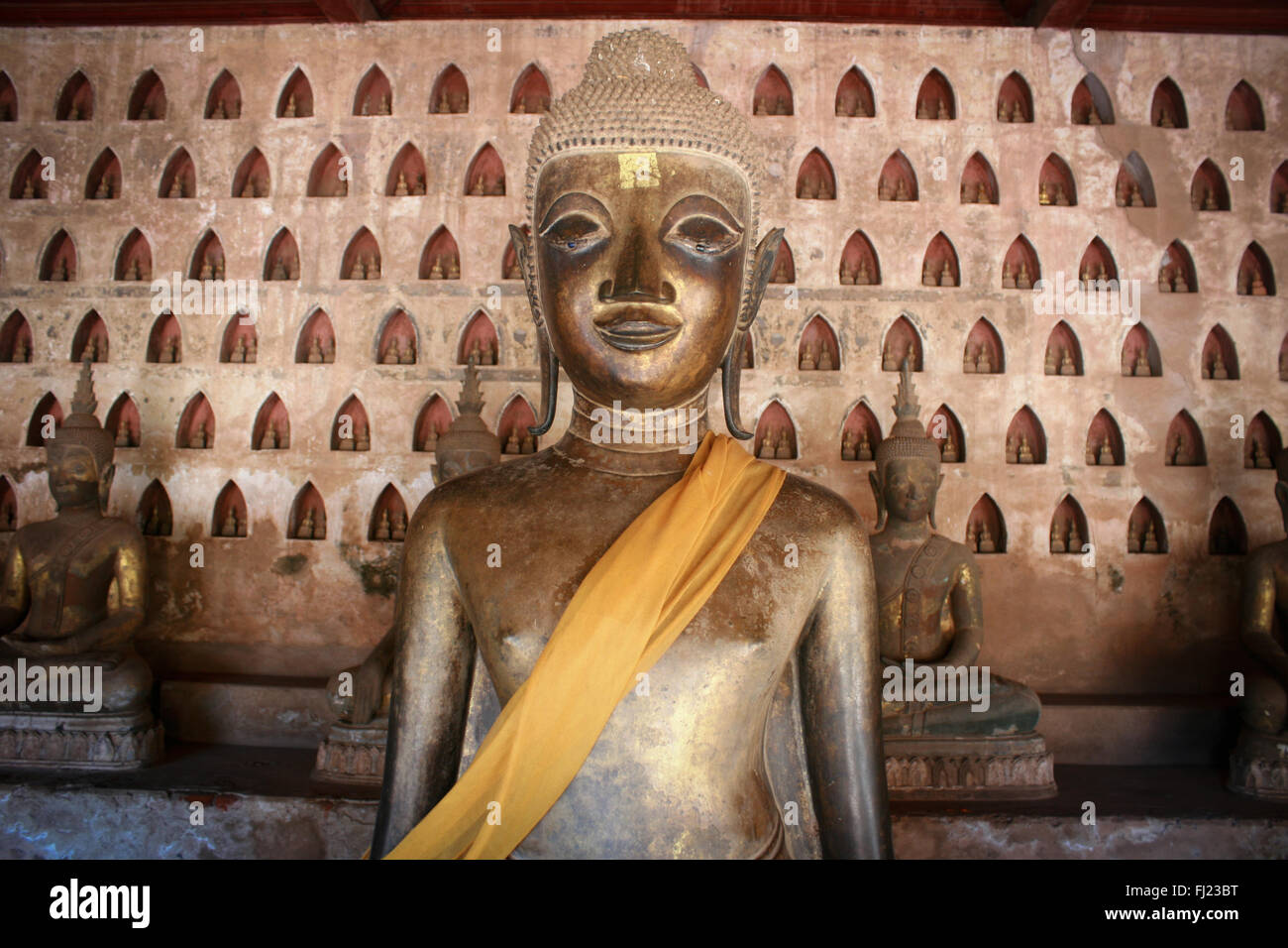 Buddhistische Architektur und Buddha Statuen am Wat Xieng Thong, Luang Prabang, Laos Stockfoto