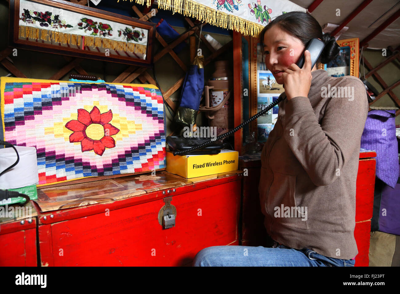 Frau, die Anruf in ihrer Jurte in der Steppe in der Mitte von Nirgendwo in der Mongolei Stockfoto
