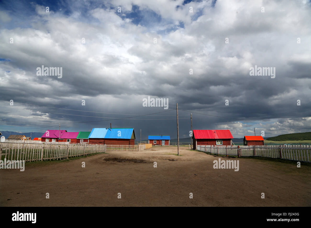 Häuser mit farbigen Dächer in Tsagaan Nuur Dorf, Mongolei Stockfoto