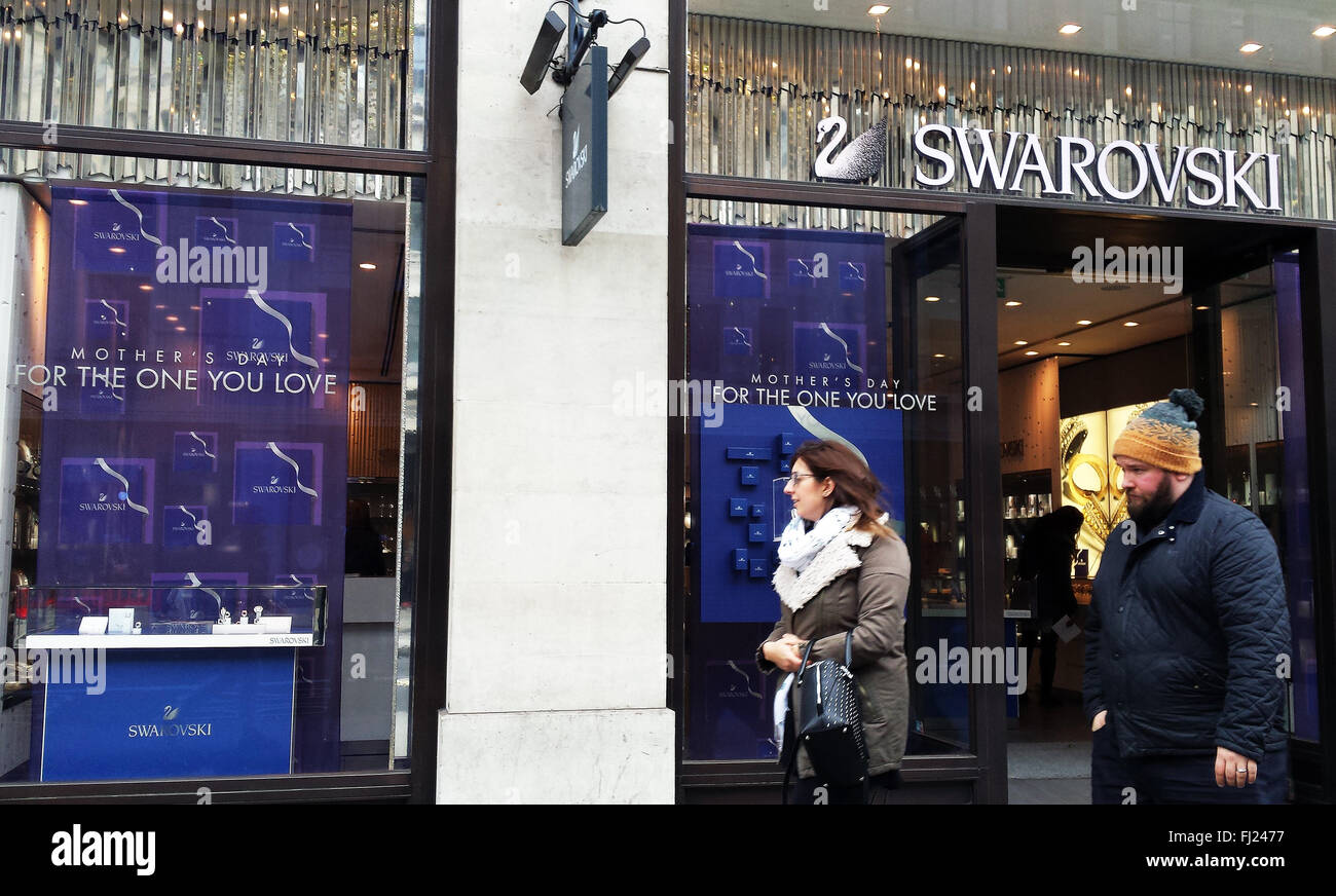 London, UK. 27. Februar 2016. Swarovski Store an der Regent Street im Londoner Westend mit Mother Day Schaufenster Stockfoto