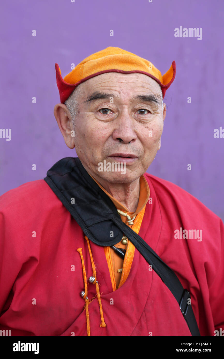 Portrait von Mongolischen Mann mit traditioneller Kleidung Kleidung als "Aal" Stockfoto