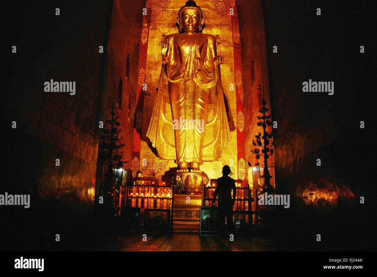Buddha Statue im Mahamuni Buddha Tempel, Bagan, Myanmar Stockfoto