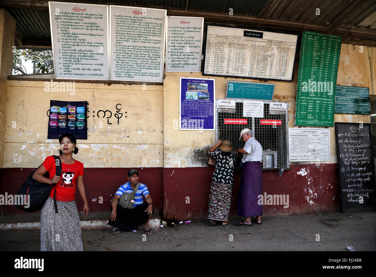 Menschen in Yangon, Myanmar Bahnhof warten Stockfoto