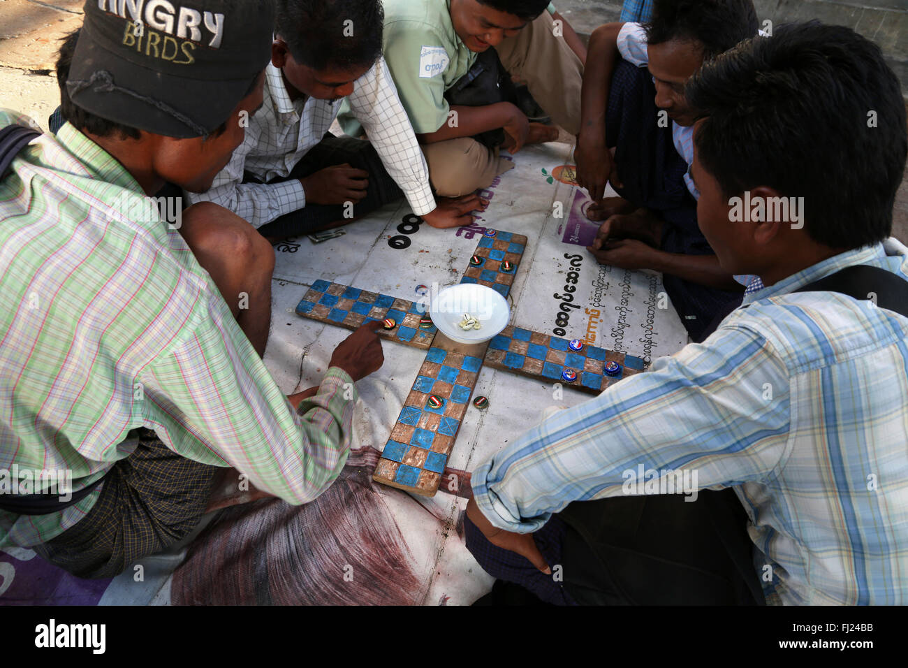 Menschen Schach spielen in einer Straße von Mandalay, Myanmar Stockfoto