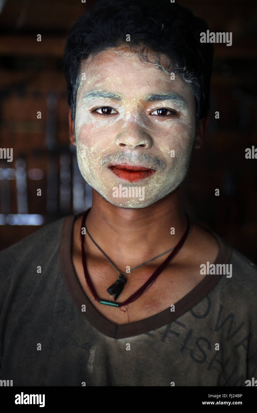 Junge Kerl mit thanaka Pulver auf seinem Gesicht in Rangun, Myanmar Stockfoto