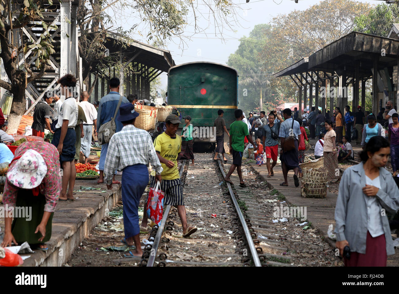Yangon kreisförmigen Bahn, Zug, Yangon Yangon Kreis kreisförmigen Bahn, Myanmar Stockfoto