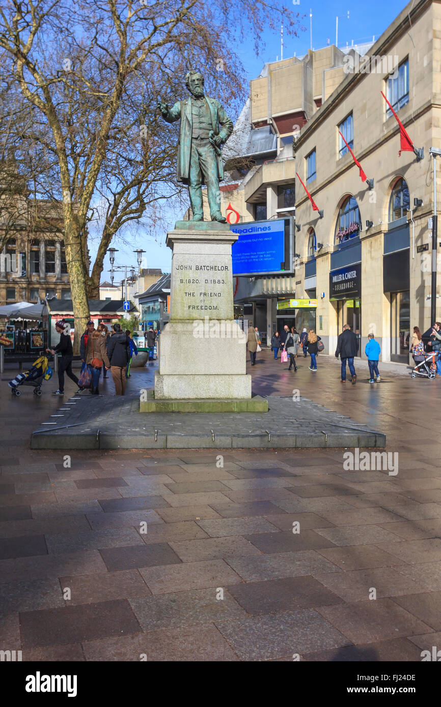 John Batchelor, "Freund der Freiheit" Statue der Hayes, Cardiff. Neben St. Davids Hall und The Hayes Snack Bar. Stockfoto