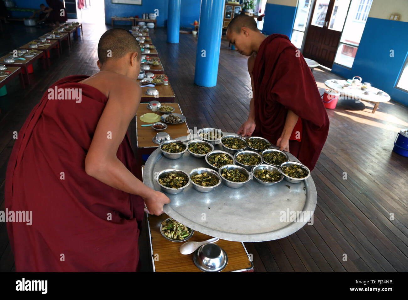Buddhistische Mönche verteilen Lebensmittel in der Mensa der Nyaung Shwe, Myanmar (Kloster, Myanmar Birmanie) Stockfoto