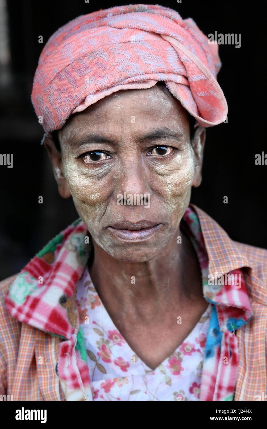 Burmesischen Frau in Rangun, Myanmar, das Tragen von thanaka Pulver auf ihrem Gesicht Stockfoto