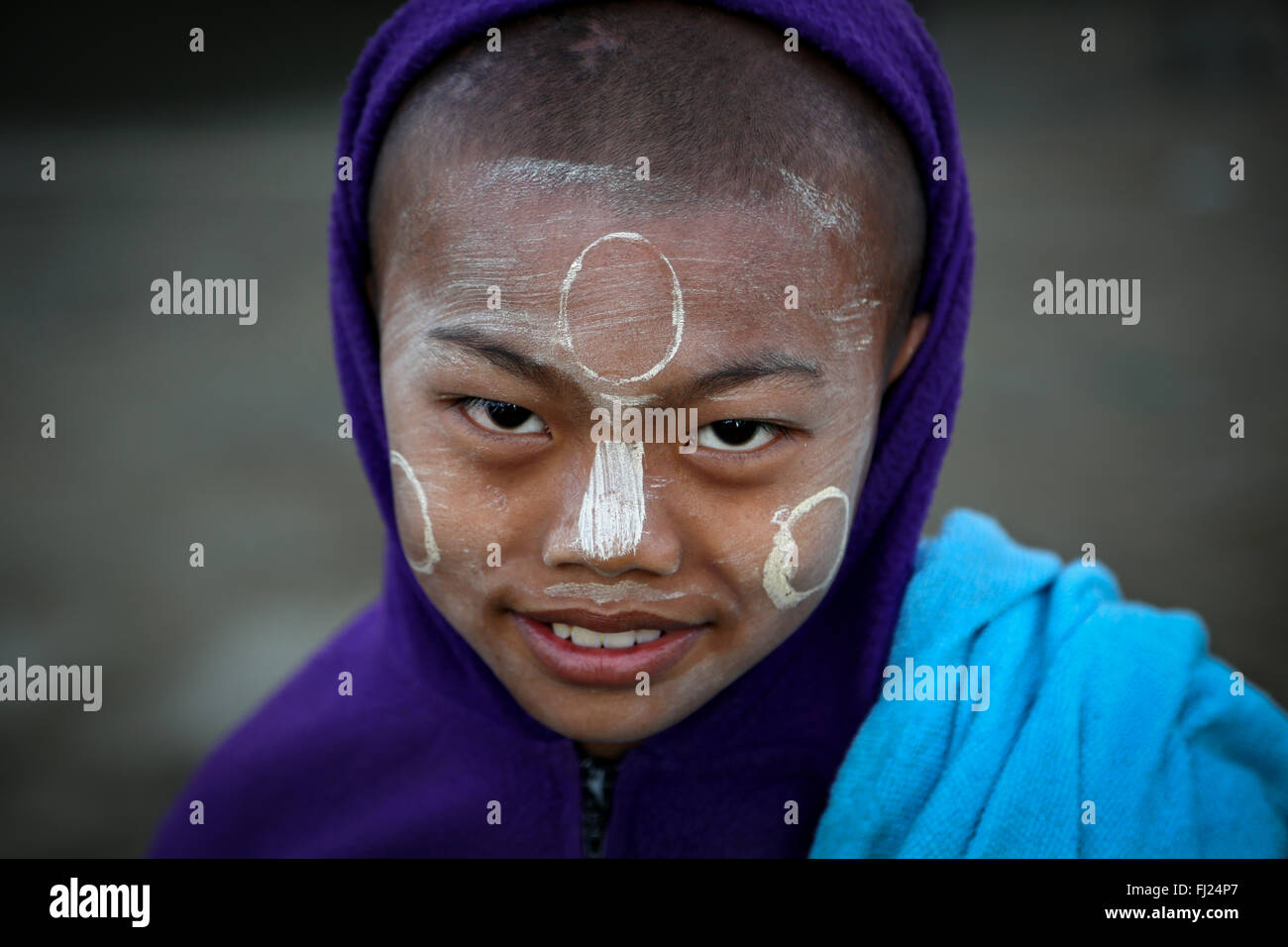 Die burmesische Kind tragen Thanaka Pulver auf seinem Gesicht, Bagan, Myanmar Stockfoto