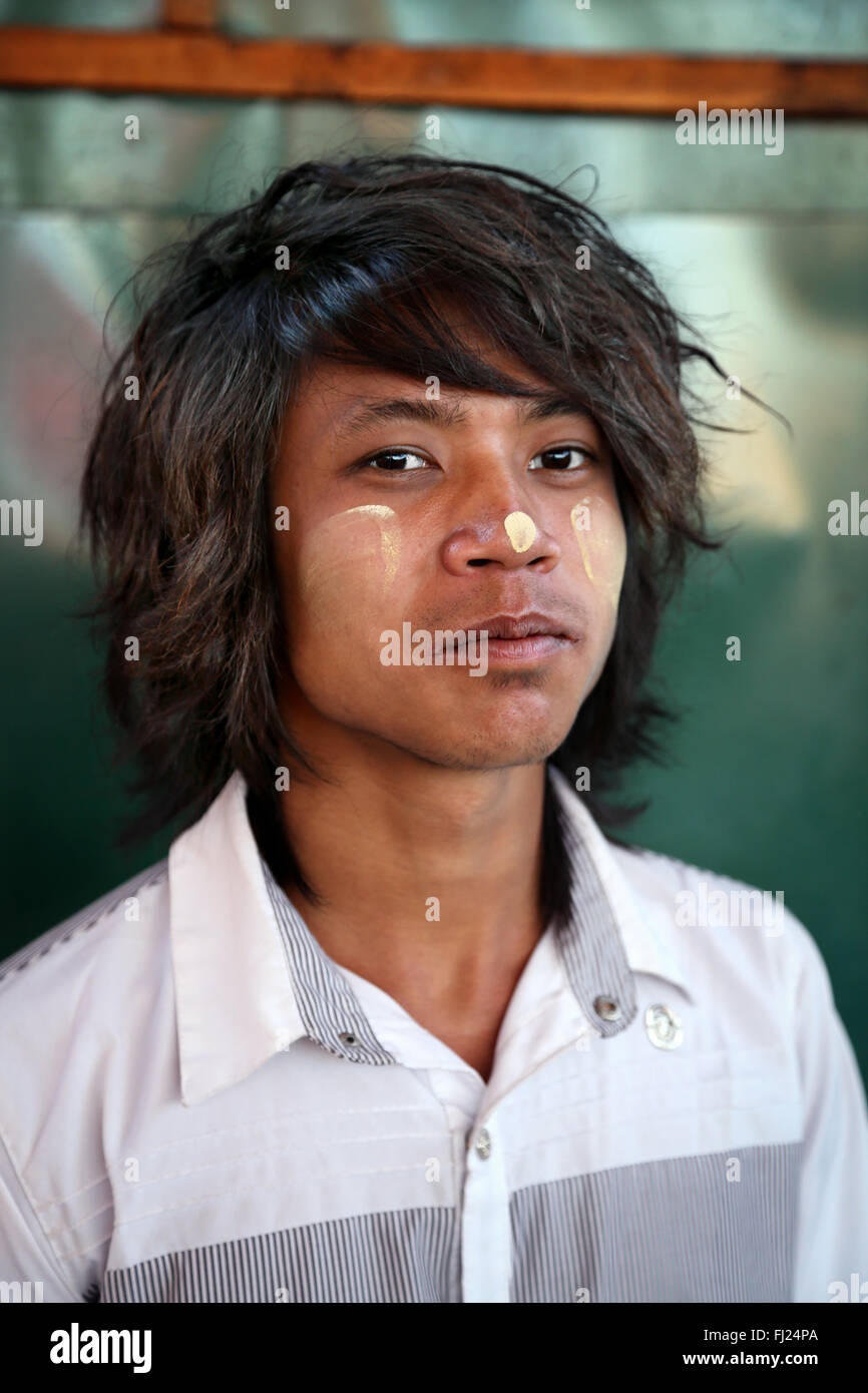 Portrait von birmanischen Kerl mit thanaka Pulver auf seinem Gesicht, Rangun, Myanmar Stockfoto