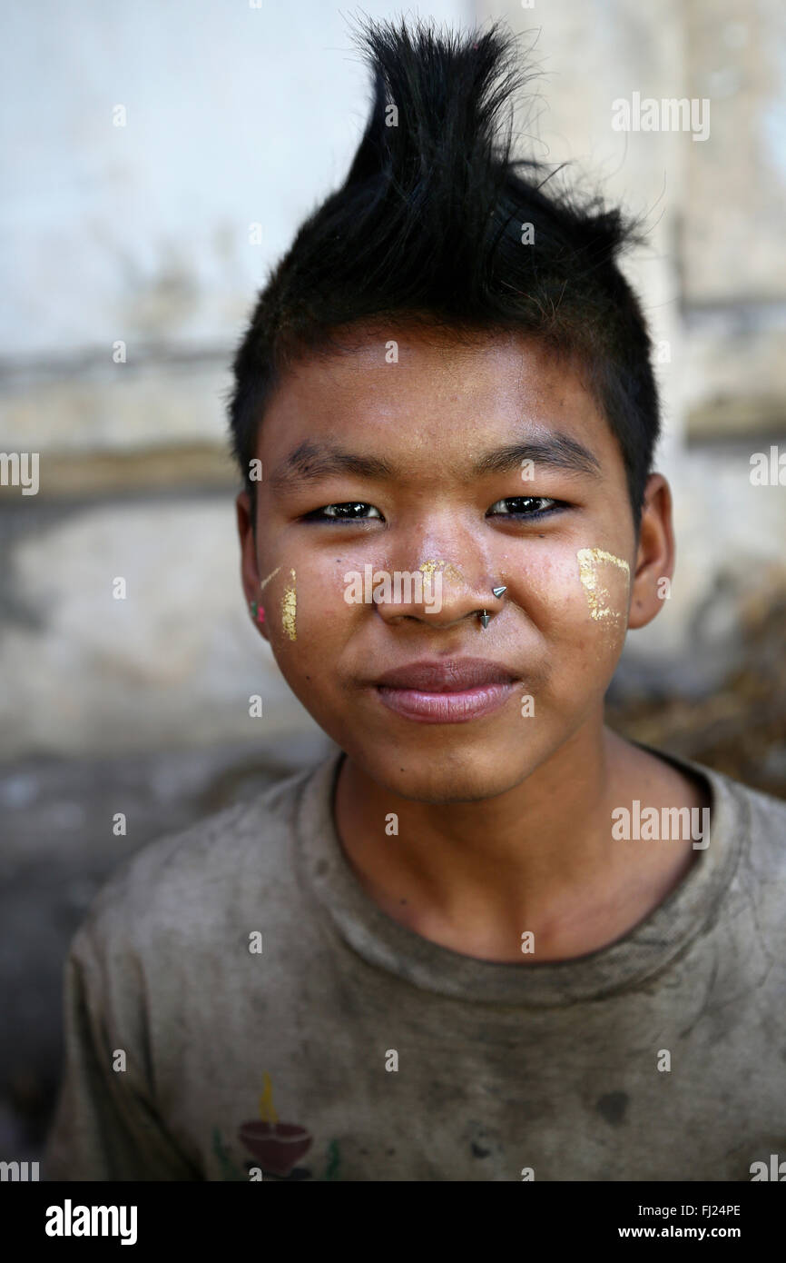 Portrait von Burmesischen jungen Kerl mit punky Haar und thanaka auf seinem Gesicht - Myanmar Stockfoto