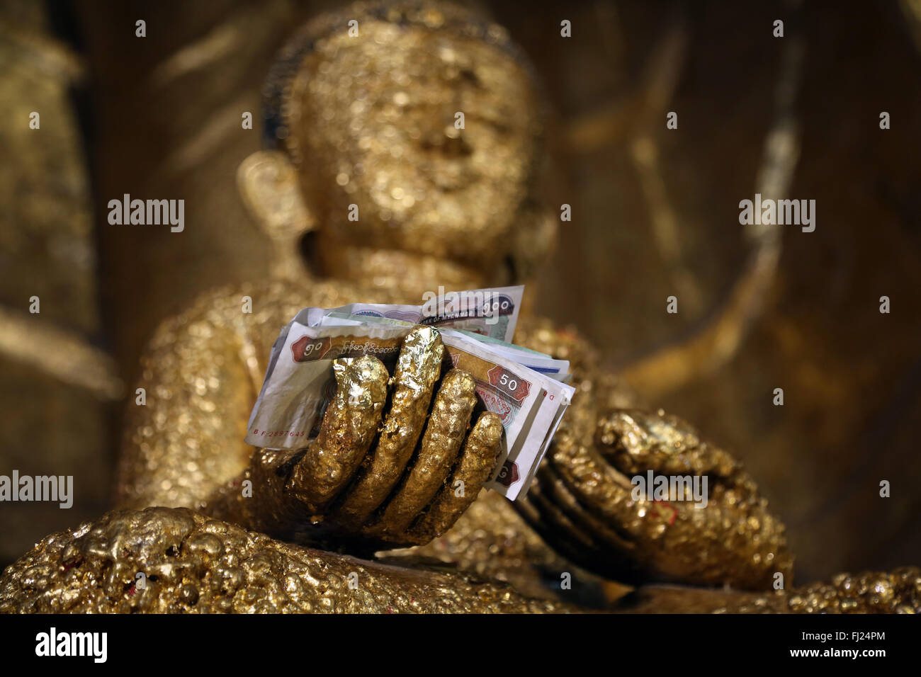 Buddha Statue mit Banknoten in seiner Hand, Alt Bagan, Myanmar Stockfoto