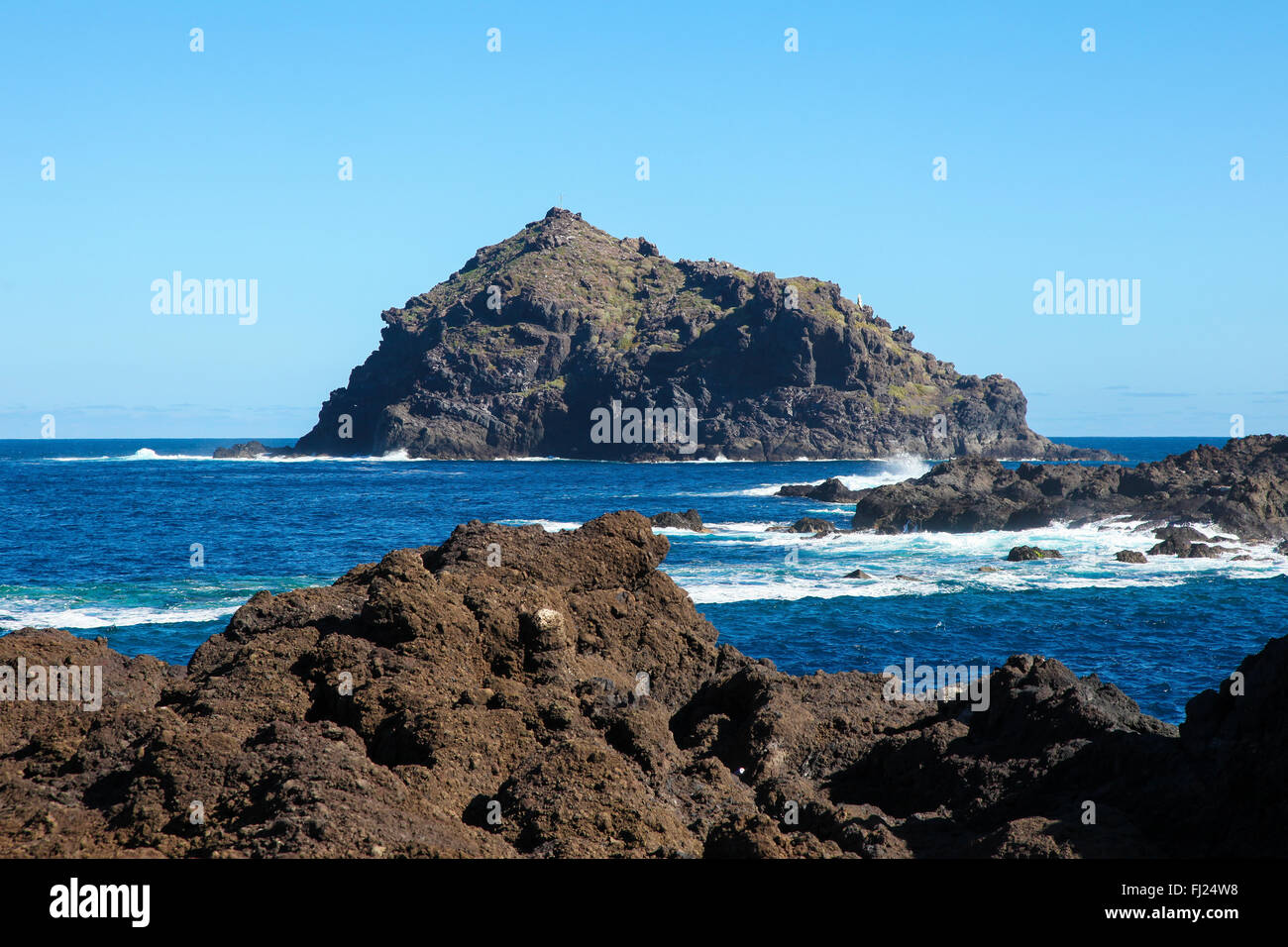 Roque de Garachico ist eine kleine Insel oder Roque befindet sich an der Nordküste der Insel Teneriffa in der Nähe von Garachico. Stockfoto