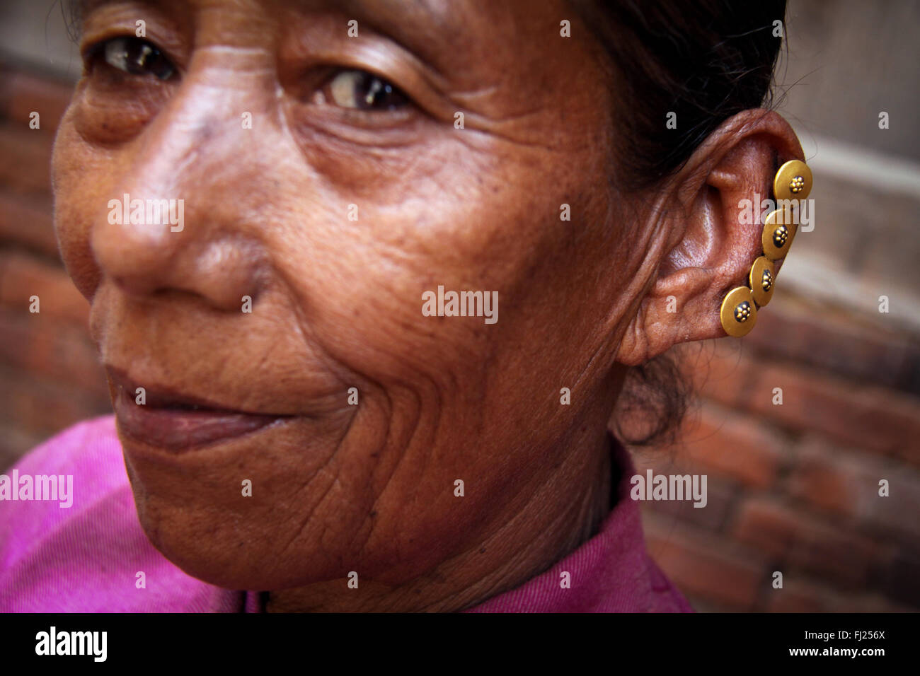 Portrait von Nepali Newar Frau mit besonderen traditionellen Ohrringe Stockfoto