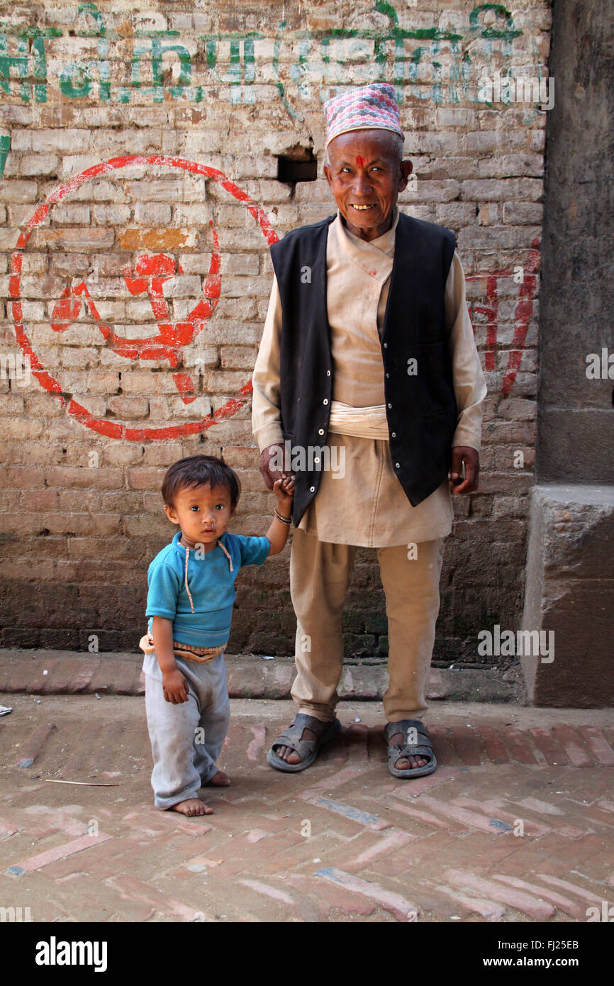 Portrait der Nepalesischen Newar Großvater mit Enkel mit Symbol des Kommunismus, Hammer und Sichel Stockfoto