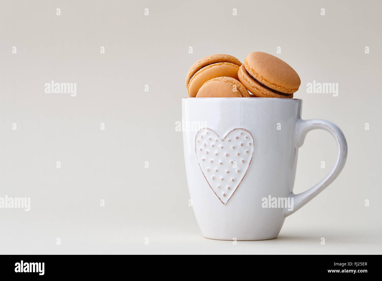 Französische Macarons in einer Tasse Stockfoto
