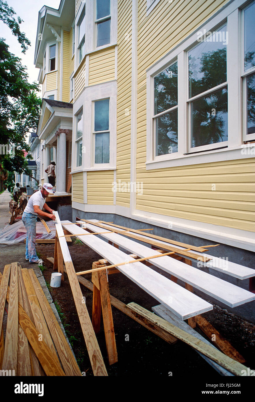 Professionelle Maler Malerei historisches Haus, Charleston, South Carolina, USA Stockfoto