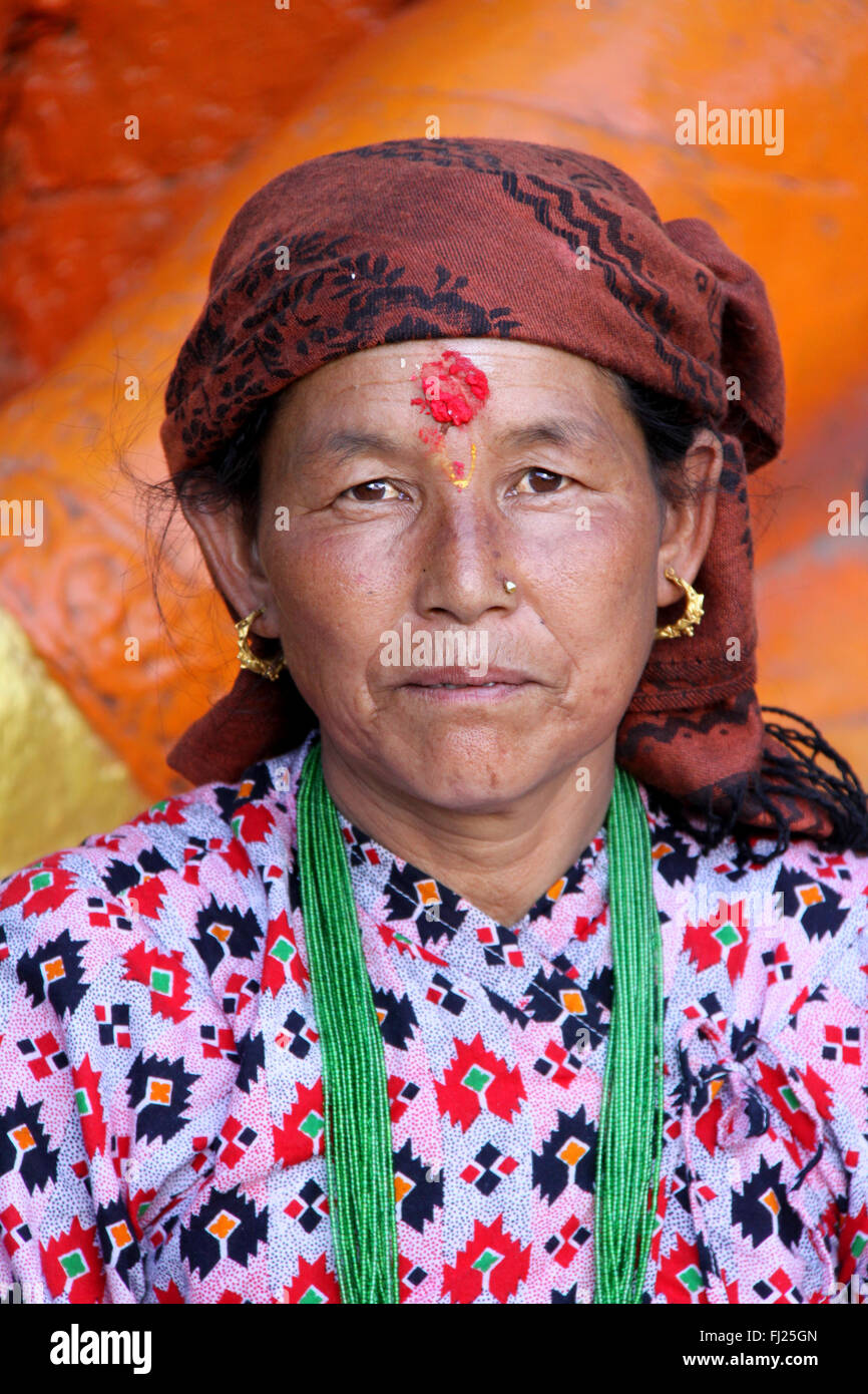 Portrait von Nepali Newar Frau mit Tilak und Turban in Katmandu Stockfoto