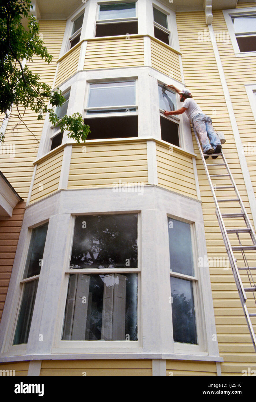Professionelle Maler auf Leiter Gemälde historischen Haus, Charleston, South Carolina, USA Stockfoto