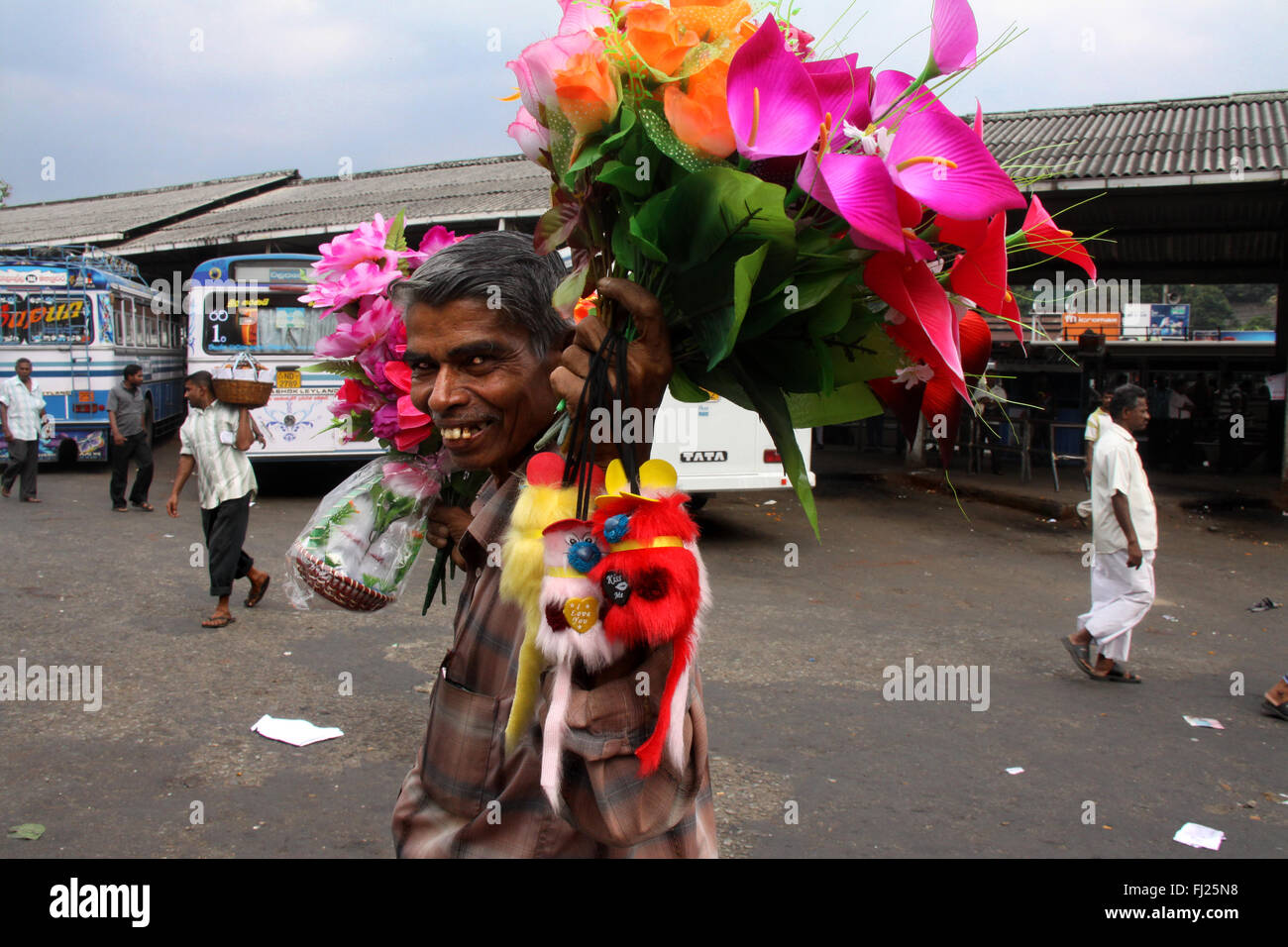 Mann, die Blumen am Busbahnhof in Kandy, Sri Lanka Stockfoto