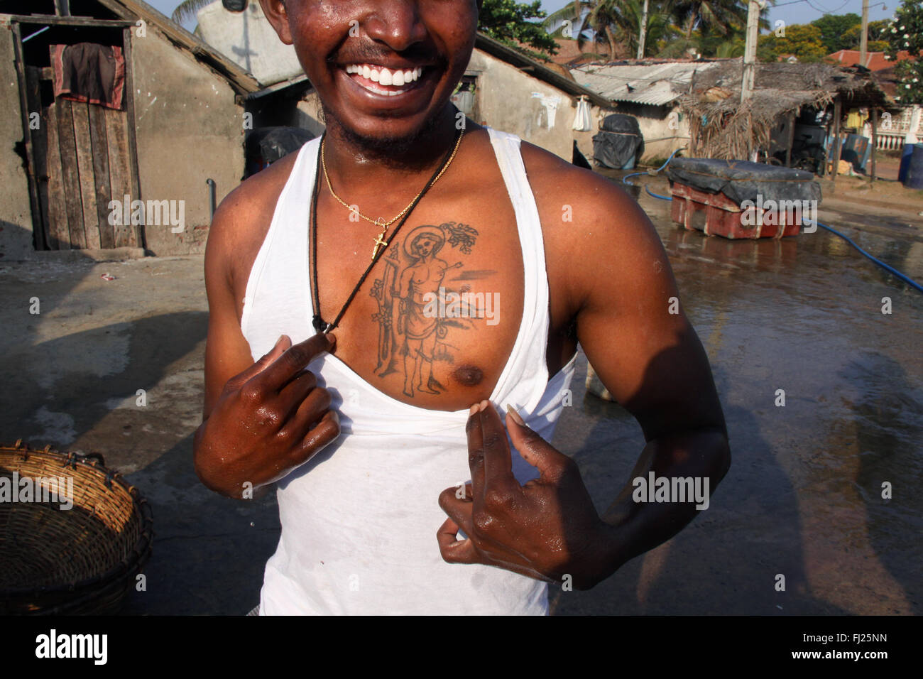 Porträt des Menschen in Sri Lanka mit dem Hl. Sebastian Tattoo auf der Brust Stockfoto